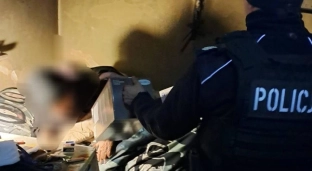 Policyjna pomoc w czasie mrozów. Kołdry trafiają do potrzebujących