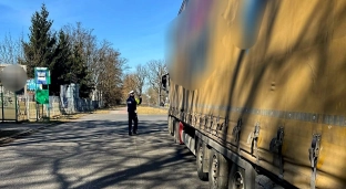 Ciężarówki pod lupą policji. Kontrole na drodze wojewódzkiej