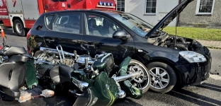 Zderzenie motocykla z samochodem w Jaczkowicach. Dwie osoby trafiły do szpitala