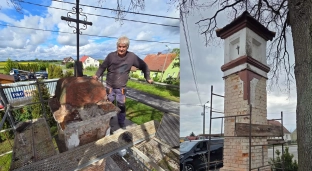 Ostatnia kapliczka w Wierzbnie przechodzi renowację. Mieszkańcy zebrali środki na remont