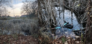 Zatopione hulajnogi w stawie. Mieszkaniec alarmuje o zagrożeniu dla ryb