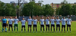 Piłkarze Moto-Jelcz Oława w wymownych koszulkach przed rozpoczęciem meczu