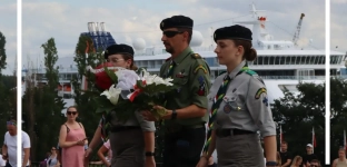 Oławscy harcerze złożyli kwiaty pod pomnikiem na Westerplatte