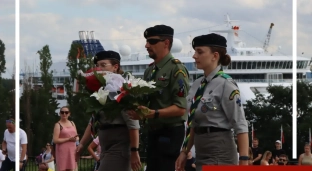 Oławscy harcerze złożyli kwiaty pod pomnikiem na Westerplatte