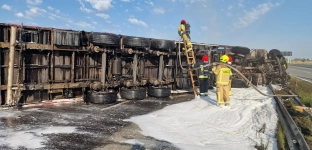 Gigantyczny korek na A4. Ciężarówka uderzyła w bariery i zaczęła płonąć