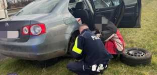 Kierowcy wystrzeliła opona na autostradzie, pomogli policjanci