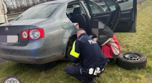 Kierowcy wystrzeliła opona na autostradzie, pomogli policjanci