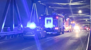 16-latka w kryzysie emocjonalnym stała za barierami mostu na Odrze