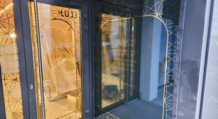 Jak dobrze oznakować lokal usługowy, aby przyciągać klientów z ulicy?