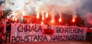 Wspólne śpiewanie w hołdzie Powstańcom Warszawskim