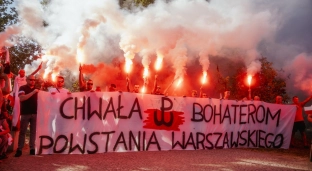 Wspólne śpiewanie w hołdzie Powstańcom Warszawskim