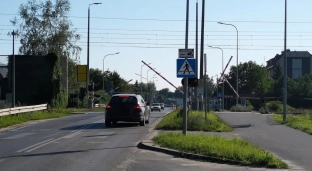 Wjechał na przejazd na podnoszących się rogatkach, za nim stał policyjny radiowóz