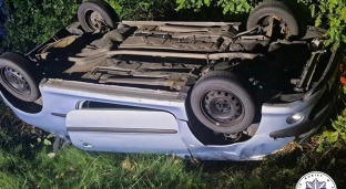 Dachował w przydrożnym rowie. Miał ponad dwa promile alkoholu!