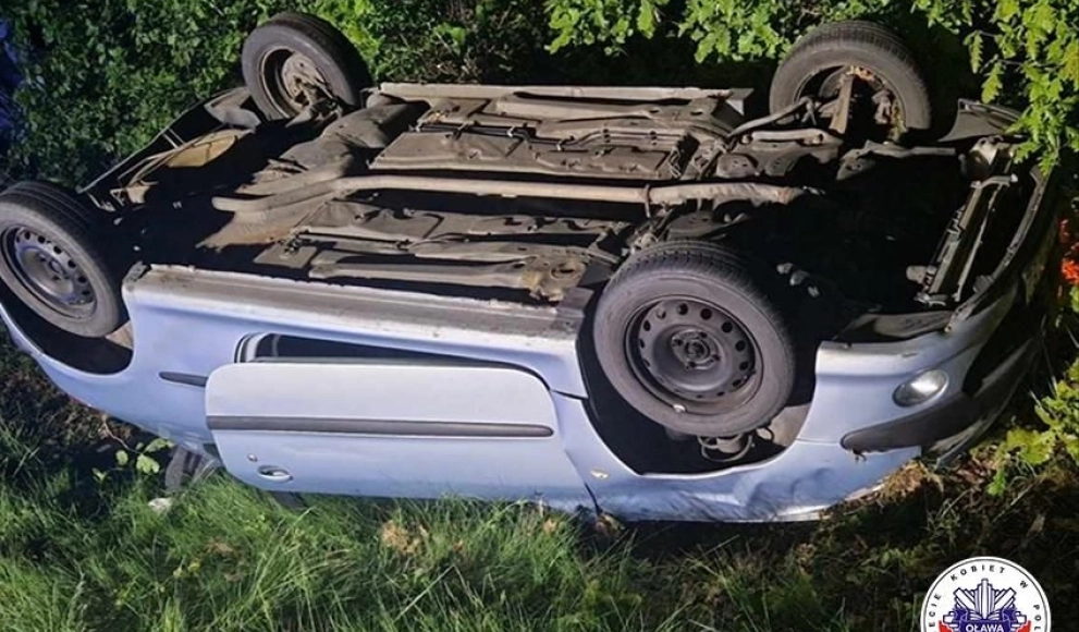 Dachował w przydrożnym rowie. Miał ponad dwa promile alkoholu!