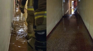 Pęknięta rura zalała klatkę schodową i mieszkania w Jelczu-Laskowicach