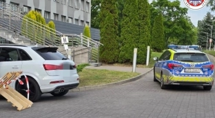 Kobieta traciła przytomność. Policjanci pomogli dotrzeć do szpitala