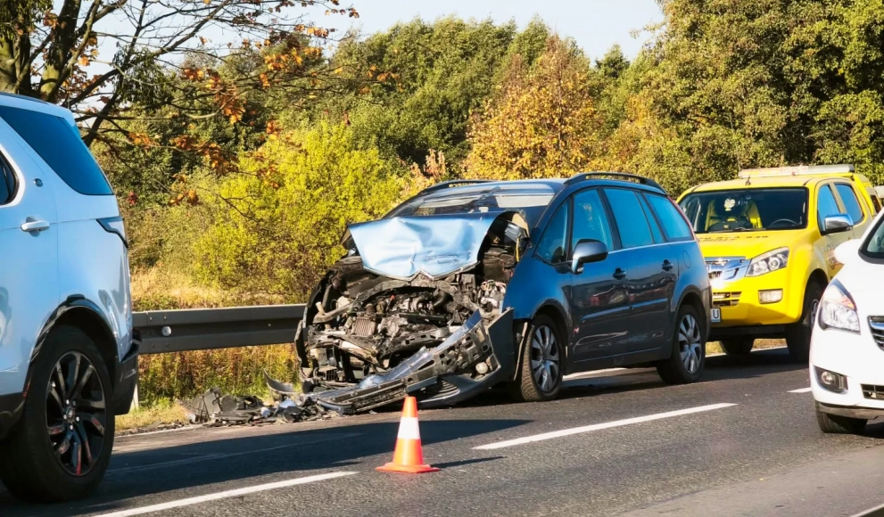 Duże utrudnienia na DK94. Zderzenie dwóch samochodów w Stanowicach