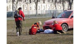 Uczniowie ratowali uwięzionego w samochodzie