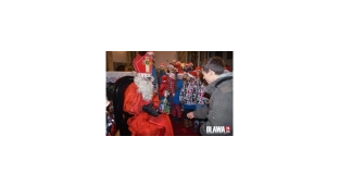 Mikołaj zawisł na kościelnej wieży [VIDEO]