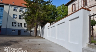 Mur przy liceum oficjalnie odebrany