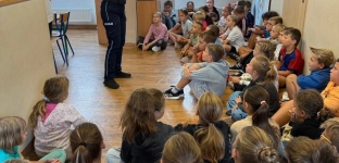 Policjanci uczą najmłodszych bezpiecznej drogi do szkoły