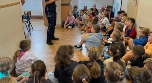 Policjanci uczą najmłodszych bezpiecznej drogi do szkoły