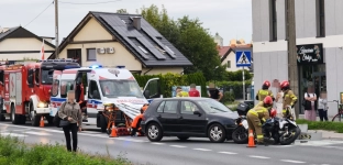 Utrudnienia w ruchu na Wiejskiej w Oławie. Samochód zderzył się z motocyklem