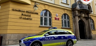 Po usłyszeniu jęków w mieszkaniu, policjanci użyli siły, by wejść do środka