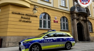 Po usłyszeniu jęków w mieszkaniu, policjanci użyli siły, by wejść do środka