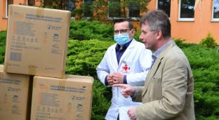 700 kombinezonów ochronnych trafiło do oławskiego szpitala