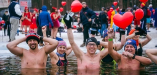 Hawajskie zakończenie sezonu morsowania nad jelczańskim stawem