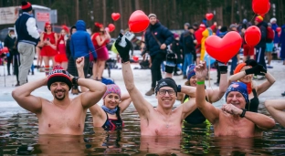 Hawajskie zakończenie sezonu morsowania nad jelczańskim stawem