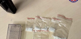 Zdradziło go nerwowe zachowanie. Siedem woreczków z kryształkami w kieszeni pasażera