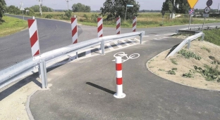 Ciężki wyjazd ze ścieżki rowerowej? Radna pyta mieszkańców