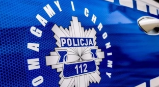 Przebiegając przez jezdnię, wpadł pod pojazd nauki jazdy