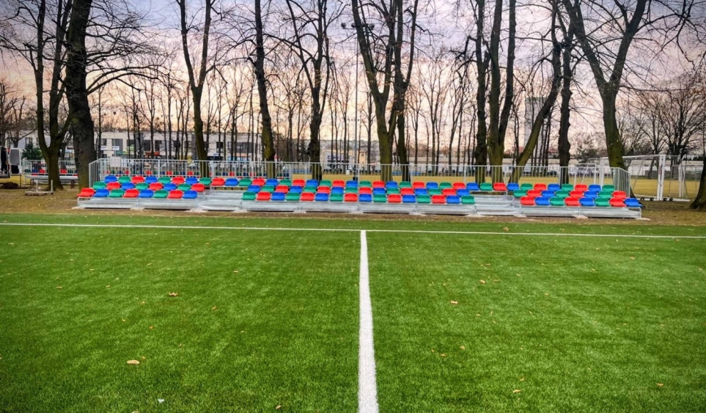Nowe trybuny przy boiskach w Oławie. Mieszkańcy komentują kolory