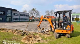 Modernizacja boiska przy CKZiU nabiera tempa