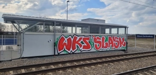 Nowy przystanek Oława Zachodnia już zniszczony. Pojawiło się graffiti