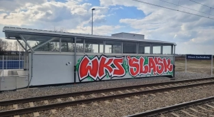 Nowy przystanek Oława Zachodnia już zniszczony. Pojawiło się graffiti