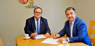 Umowy dotacyjne na drogi i chodniki w Gminie Oława podpisane