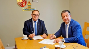 Umowy dotacyjne na drogi i chodniki w Gminie Oława podpisane