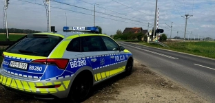 Policja kontrolowała przejazdy kolejowe. Kierowca ukarany wysoki mandatem i punktami