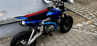 Motocyklista bez kasku uderzył w betonowe ogrodzenie. Na miejsce wezwano śmigłowiec LPR