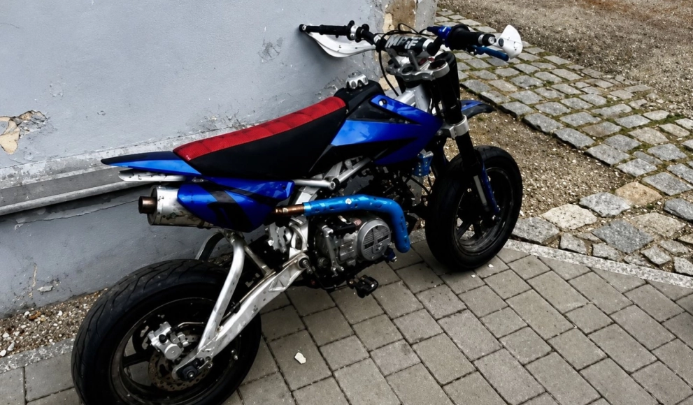 Motocyklista bez kasku uderzył w betonowe ogrodzenie. Na miejsce wezwano śmigłowiec LPR