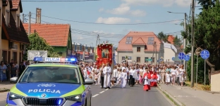 Kwiaty, procesje i wspólna modlitwa. Tradycja Bożego Ciała wciąż żywa w powiecie oławskim