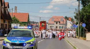 Kwiaty, procesje i wspólna modlitwa. Tradycja Bożego Ciała wciąż żywa w powiecie oławskim