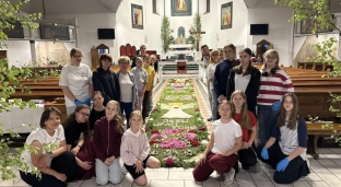 Wspólnymi siłami stworzyli wyjątkowy dywan kwietny