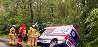 Ślisko na drogach. Karetka zakończyła jazdę w przydrożnym rowie