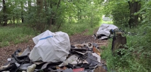 Coraz więcej takich widoków. Karoserie i części samochodowe porzucone w lesie
