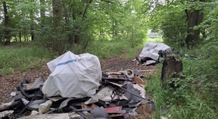 Coraz więcej takich widoków. Karoserie i części samochodowe wyrzucone do lasu
